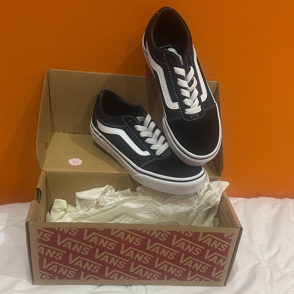 NEW KIDS Vans Classic Black and White Low-Tops size 1 - Picture 6 of 6